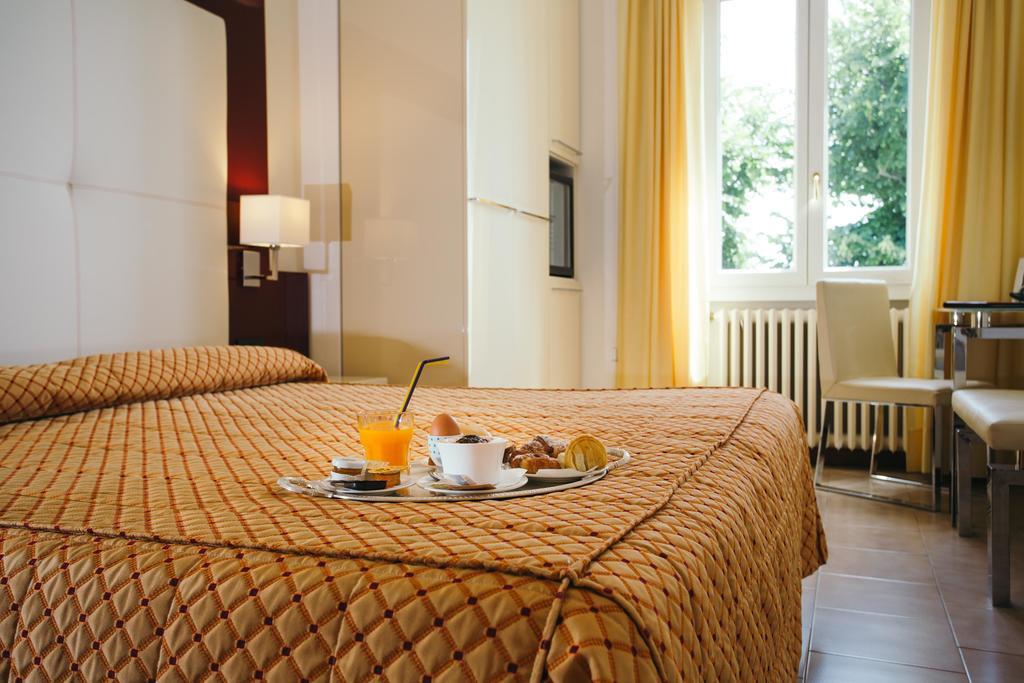 Hotel Europa Дезенцано-дель-Гарда Екстер'єр фото